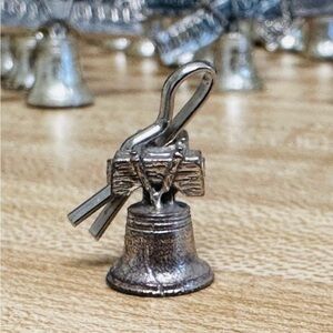 Liberty Bell Pin New Condition Vintage Antique Historical USA America Belle